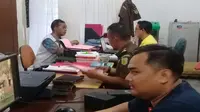 EKS Kepala Cabang Pembantu (Kacapem) Rumbai Bank Riau Kepri, Khairil Rusli, saat diperiksa Kejaksaan, Selasa, 6 Februari 2018, di Kejari Pekanbaru