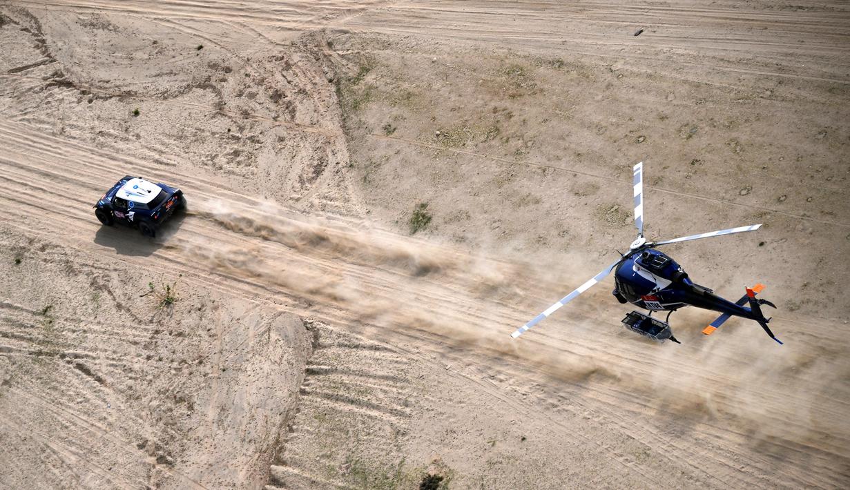 Pebalap Lithuania, Vaidotas Zala, saat beraksi di etape 1 Reli Dakar 2023 di Sea Camp, Arab Saudi, Minggu (1/1/2023). (AFP/Franck Fife)