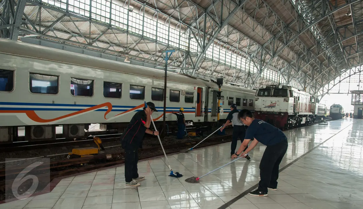 Sejumlah petugas membersihkan lantai di Stasiun Tanjung Priok, Jakarta Utara, Kamis (6/4). Memperingati hari jadinya yang ke-92, Stasiun Tanjung Priok merayakannya dengan bersih-bersih stasiun bersejarah tersebut. (Liputan6.com/Gempur M. Surya)