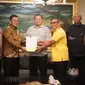 Ketua Umum DPP Partai Golkar, Airlangga Hartarto menyerahkan surat rekomendasi calon Gubernur Kepulauan Riau. Foto: liputan6.com/ajang nurdin&nbsp;