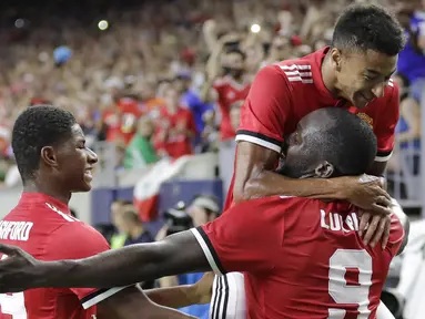 Ekspresi para pemain Manchester United merayakan gol Romelu Lukaku saat melawan Manchester City pada laga International Champions Club di NRG Stadium, Houston, (20/7/2017). (AP/David J. Phillip)