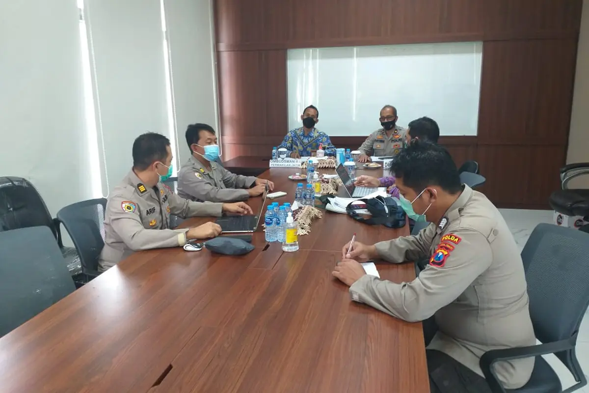 Ombudsman RI Perwakilan Jawa Timur saat berkomunikasi dengan sejumlah pihak di Mapolda Jawa Timur, Rabu (7/4/2021). (Liputan6.com/Ahmad Adirin)