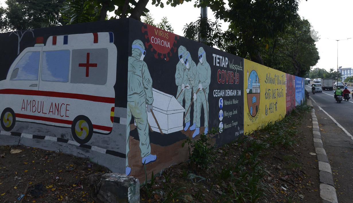 Mural bertemakan COVID-19 menghiasi dinding di kawasan Manggarai, Bukit Duri, Jakarta, Jumat (28/8/2020). Mural tersebut dibuat untuk meningkatkan kepatuhan masyarakat akan protokol kesehatan karena kasus COVID-19 nasional terus meningkat. (merdeka.com/Imam Buhori)