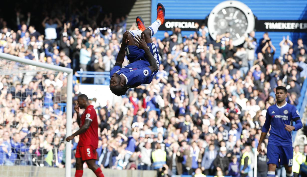 Victor Moses sempat menjadi penghangat bangku cadangan dan beberapa kali dipinjamkan Chelsea ke klub lain. Namun saat Antonio Conte datang sang pemain mendapat ruang dan terbukti mampu membuktikan diri menjadi wingback andal yang membawa The Blues menjuarai Premier League pada musim 2016/2017. (AFP/Adrian Dennis)