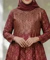 Gamis batik brokat berwarna maroon untuk ibu berusia 50 tahun (Foto: Gemini AI)
