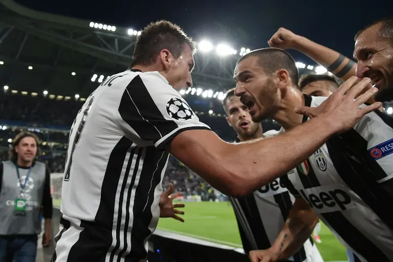 Mario Mandzukic mencetak gol pertama Juventus dalam laga melawan AS Monaco di Juventus Stadium (9/5/2017). (AFP/Alberto Pizzoli)
