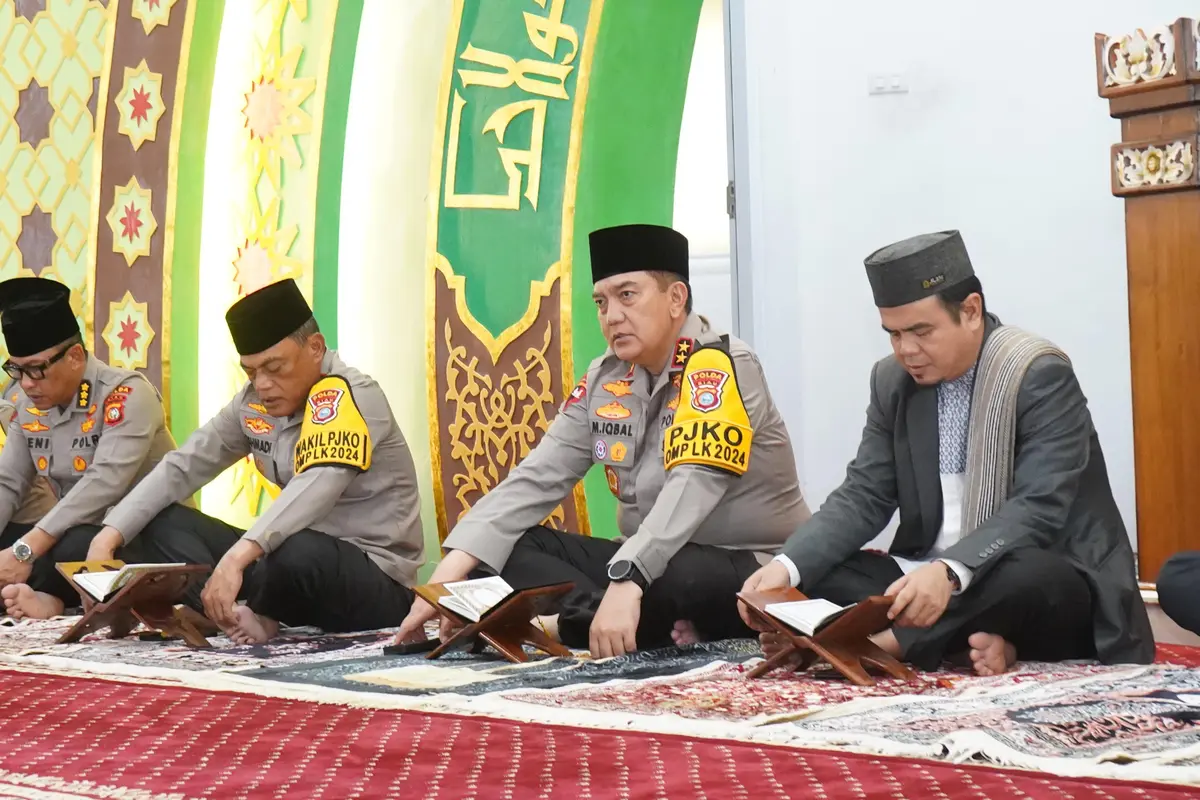 Kapolda Riau Irjen Mohammad Iqbal dalam kegiatan doa bersama wujudkan Pilkada damai.