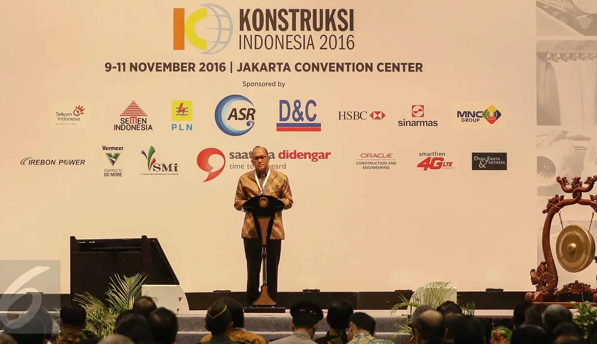 Ketua Umum Kadin, Rosan P. Roeslani memberikan sambutan dalam pembukaan acara Indonesia Infrastructure Week (IIW) di Jakarta Convention Center, Rabu (9/11). Acara ini dihadiri oleh 22.000 peserta dan menghadirkan 350 proyek. (Liputan6.com/Faizal Fanani)