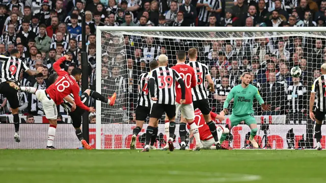 Foto: Dua Tahun Tak Terlihat di Bawah Mistar Gawang, Loris Karius Tampil Tanpa Blunder Meski Kalah Melawan MU pada Final Carabao Cup