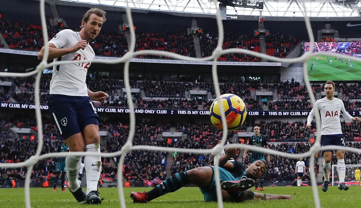 Harry Kane tercatat menjadi salah satu pencetak hattrick saat Boxing Day Liga Inggris ketika Tottenham Hotspur menjamu Southampton pada 26 Desember 2017. Kane mencetak tiga gol dalam kemenangan 5-2 The Liliwhites. Sementara dua gol lainnya dicetak oleh Dele Alli dan Son Heung Min. (AFP/Adrian Dennis)