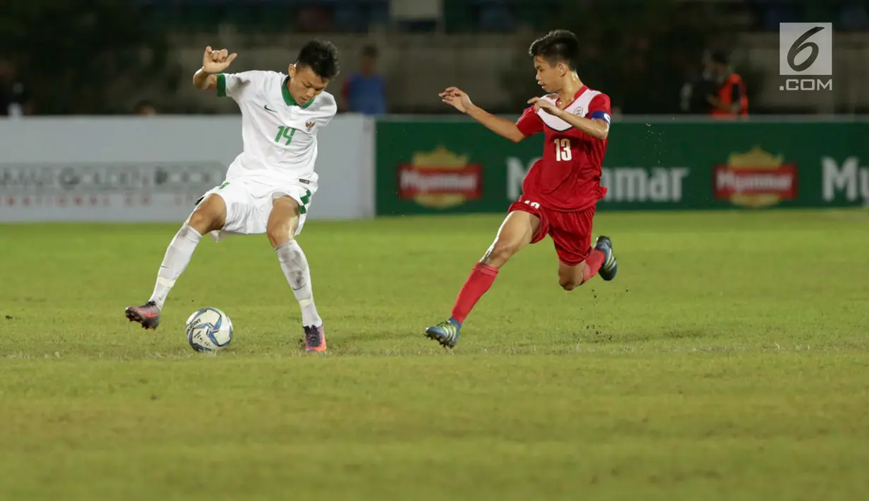 Pemain Timnas U-19 Indonesia Feby Eka Putra menggiring bola dengan kawalan Timnas U-19 Filipina dalam laga kedua Grup B Piala AFF U-18 di Thuwunna Stadium, Myanmar, Kamis (8/9). Timnas U-19 Indonesia menang telak 9-0. (Liputan6.com/Yoppy Renato)