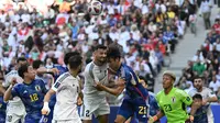 Bek Timnas Irak, Rebin Sulaka beradu kepala dengan bek Timnas Jepang, Hiroki Ito dalam laga Grup D Piala Asia 2023 di Education City Stadium, Jumat (19/1/2024) petang WIB. (AFP/Hector Retamal)
