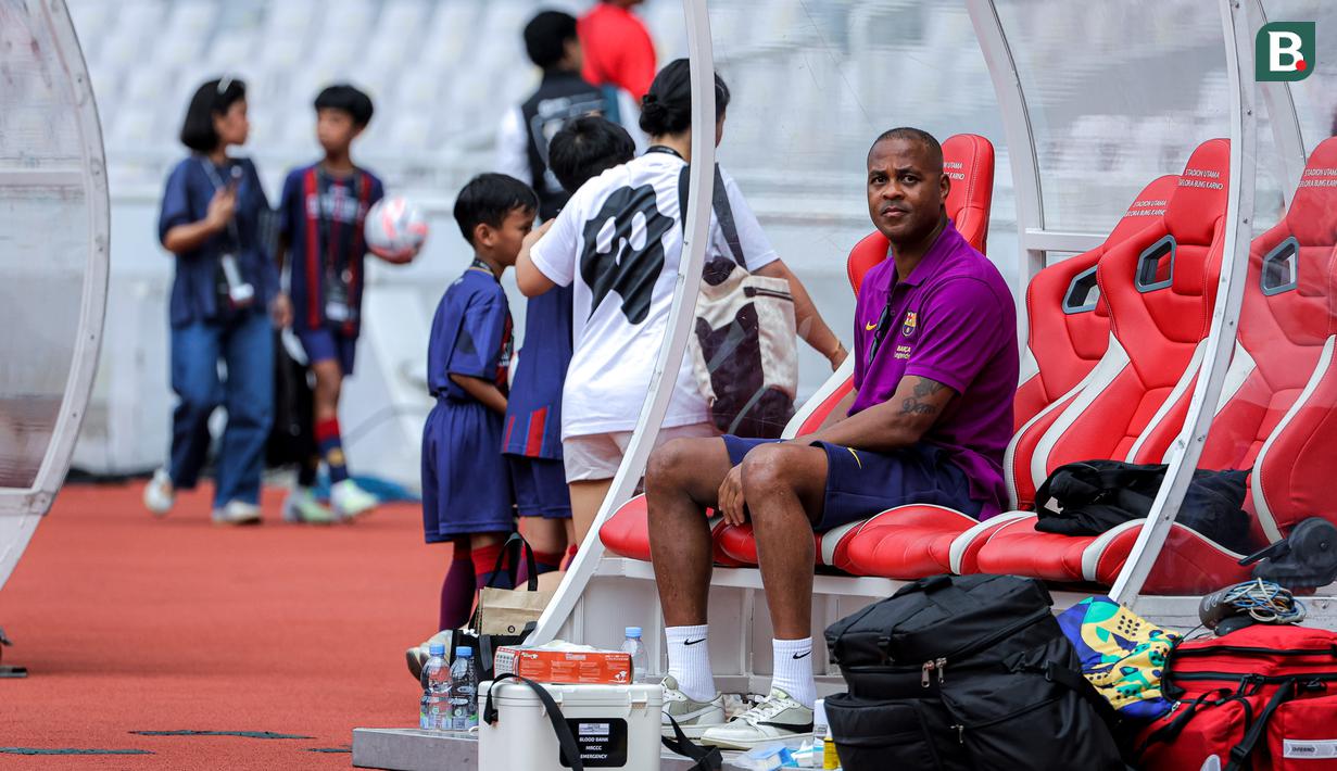 Legenda Barcelona sekaligus mantan pelatih Timnas Indonesia, Patrick Kluivert tengah duduk di bangku cadangan saat latihan jelang laga Clash of Legends melawan DRX World Legends di Stadion Utama Gelora Bung Karno (SUGBK), Senayan, Jakarta, Jumat (17/04/2026) sore WIB. (Bola.com/Bagaskara Lazuardi)