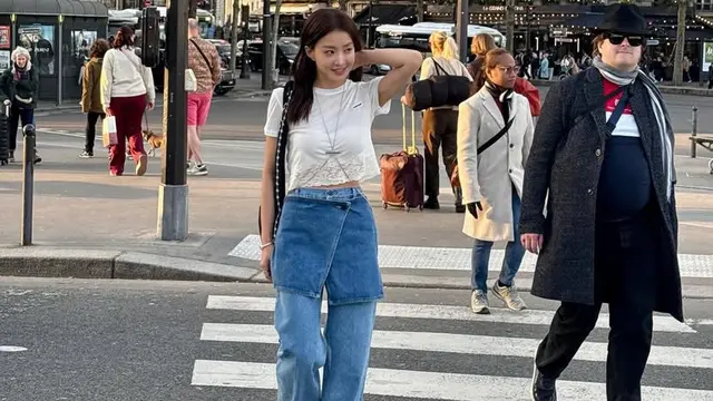Gaya Stylish Lee Si Young saat Berada di Paris. [@leesiyoung38]