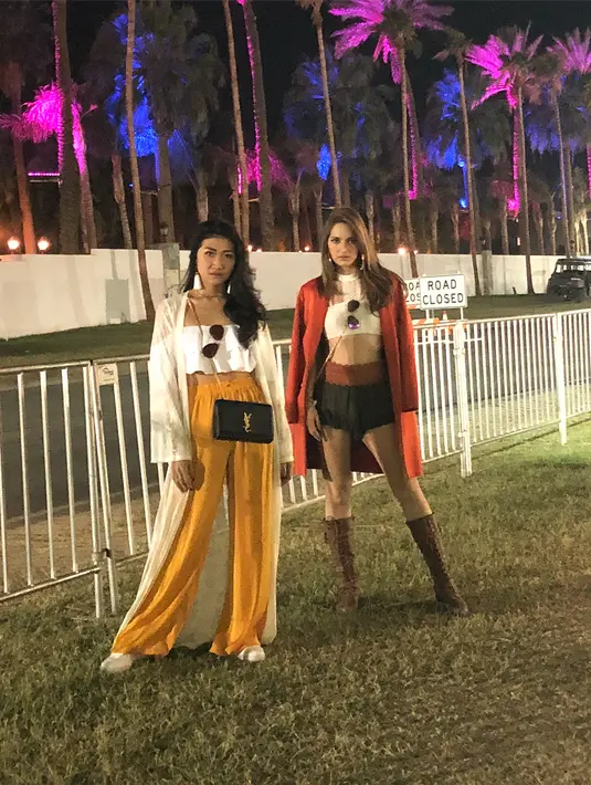 Nia juga memadukan busananya dengan outer berwarna oranye dan long boots warna cokelat. Rambut panjangnya pun dibiarkan terurai begitu saja. (Instagram/ramadhaniabakrie)