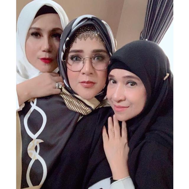 Masih Betah Sendiri Di Usia 53 Tahun Ini 6 Potret Terbaru Sylvana Herman Hot Liputan6 Com