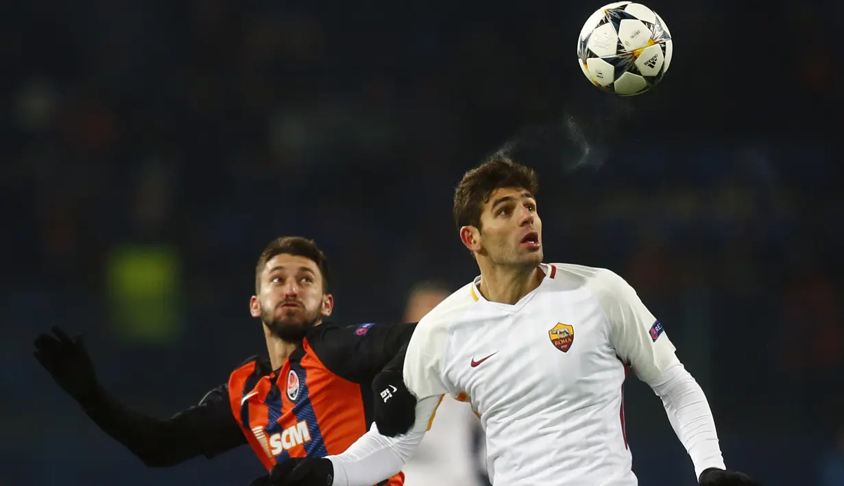 Pemain Roma, Federico Fazio (kanan) berduel dengan pemain Shakhtar, Facundo Ferreyra pada laga 16 besar Liga Champions di Metalist Stadium, Kharkiv, Ukraina, (21/2/2018). Shaktar menang 2-1.  (AP/Efrem Lukatsky)