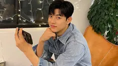 Diantara para pemain serial "All of Us Are Dead", Park Solomon punya pesonanya tersendiri, baik dari gaya hingga saat beraksi di lokasi syuting. (Liputan6.com/IG/@bigsmile_ent)
