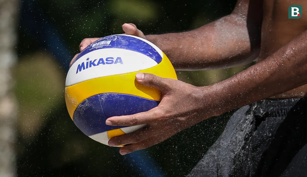 <p>Pemain voli pantai putra Indonesia, Gilang Ramadhan bersiap melakukan service saat latihan persiapan SEA Games 2021 di Padepokan Voli Jenderal Kunarto, Sentul, Rabu (27/04/2022). (Bola.com/Bagaskara Lazuardi)</p>