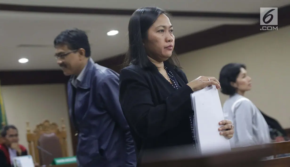 Indung, bawahan Bowo Sidik Pangarso di PT Inesia (ketiga kiri) usai menjadi saksi sidang lanjutan dugaan suap kerja sama pengangkutan pupuk dengan terdakwa Marketing Manager PT Humpuss Transportasi Kimia, Asty Winasti, Pengadilan Tipikor, Jakarta, Rabu (10/7/2019). (Liputan6.com/Helmi Fithriansyah)