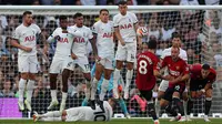 Pemain Manchester United, Bruno Fernandes (8) melakukan tendangan bebas ke arah gawang Tottenham Hotspur pada laga pekan kedua Liga Inggris 2023/2024 di Tottenham Hotspur Stadium, London, Inggris, Minggu (20/08/2023) WIB. (AFP/Adrian Dennis)