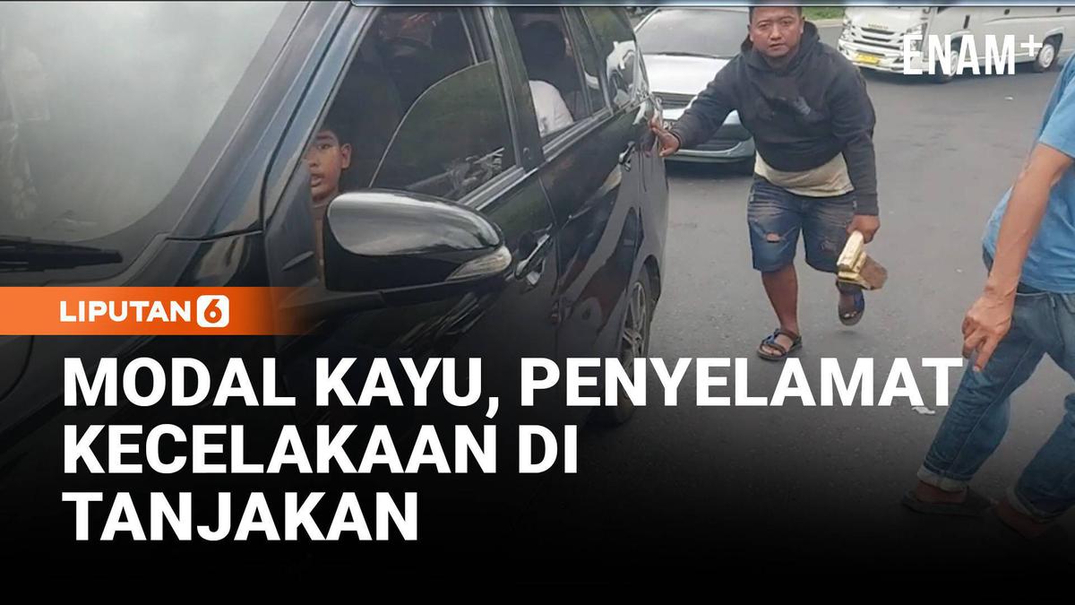 Di Balik Kemacetan, Ada Rezeki Tukang Ganjel Ban Dadakan