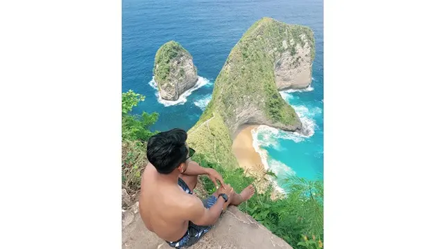 6 Gaya Liburan Andik Vermansah di Pantai, Lepas Penat