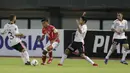 Kapten Semen Padang, Irsyad Maulana, berusaha melewati pemain Bali United pada laga Piala Presiden 2019 di Stadion Patriot, Jawa Barat, Senin (11/3). Bali United menang 2-1 atas Semen Padang. (Bola.com/M Iqbal Ichsan)