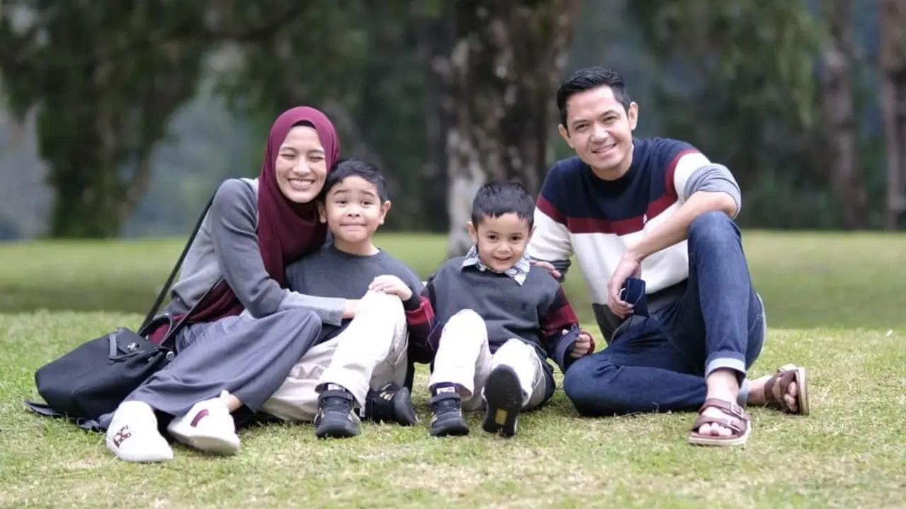 FOTO: Potret Keluarga Kecil Dude Harlino dan Alyssa Soebandono Pakai Baju Senada