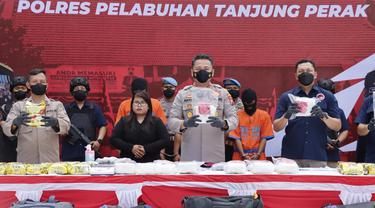 Polres Tanjung Perak Surabaya menangkap tiga pengedar narkoba. (Dian Kurniawan/Liputan6.com)