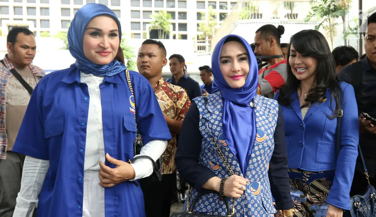 Artis Rita Hasan, Eddies Adelia dan Tesa Kaunang dari Partai NasDem mendaftarkan diri menjadi bakal caleg ke Komisi Pemilihan Umum (KPU) RI, Jakarta, Senin (16/7). Total ada 576 bakal caleg DPR RI yang didaftarkan. (Liputan6.com/Angga Yuniar)