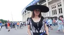 Unik sekali penampilan wanita cantik ini datang ke final Piala Dunia dengan memakai baju khas yang biasa digunakan wasit. (Bola.com/Okie Prabhowo)