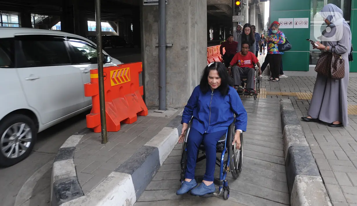 Penyandang disabilitas menuju area parkir khusus di Stasiun MRT Lebak Bulus, Jakarta, Kamis (20/02/202020). Mulai hari ini para penyandang disabilitas pengguna MRT dapat memarkirkan kendaraan mereka secara gratis di lokasi yang disediakan oleh pihak MRT. (merdeka.com/Arie Basuki)