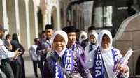 Senyum Bahagia Jemaah Haji Kloter Pertama Saat Tiba di Madinah