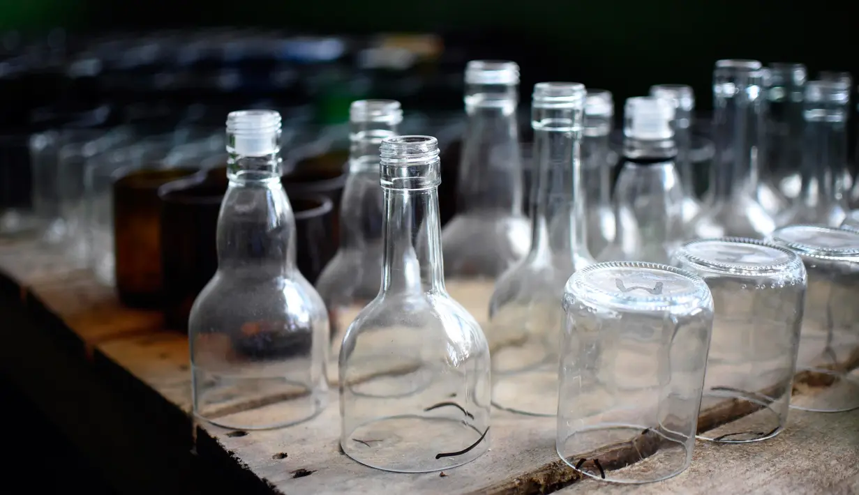 Sejumlah botol usai dipotong di Guatemala (12/2). Warga Guatemala memanfaatkan limbah botol bekas menjadi gelas cantik yang bernilai tinggi. (AFP PHOTO/JOHAN Ordonez)