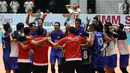 Pemain Timnas voli putra Indonesia merayakan kemenangan atas Iran di Perempat Final Kejuaraan Voli Asia 2017 di GOR Tri Dharma, Gresik, Minggu (30/7). Indonesia menang 3-2 (18-25, 18-25, 25-23, 25-24, 15-11). (Liputan6.com/Helmi Fithriansyah)