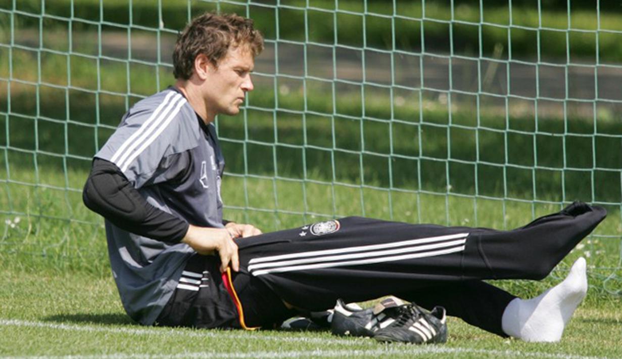 Jens Lehmann kiper asal Jerman ini pernah memperkuat Borussia Dortmund dan Arsenal. Hal konyol yang pernah dilakukannya adalah buang air di belakang gawang di balik papan iklan ketika pertandingan sedang berjalan. (AFP/PATRIK STOLLARZ)