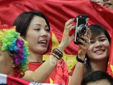 Fans cantik Vietnam sibuk mengabadikan momen laga semifinal AFF Cup 2016 antara Indonesia melawan Vietnam di Stadion Pakansari, Bogor, (03/12/2016). (Bola.com/Nicklas Hanoatubun)