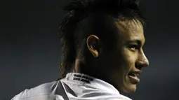 Striker Santos Neymar pada leg pertama semifinal Copa Libertadores melawan Cerro Portena, Paraguay, di Sao Paulo, 25 Mei 2011. AFP PHOTO/Nelson ALMEIDA