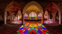 Masjid Nasir al-Mulk dikenal sebagai masjid pink akan memancarkan keindahan saat sinar matahari menerpanya. (Foto: Huffingtonpost)