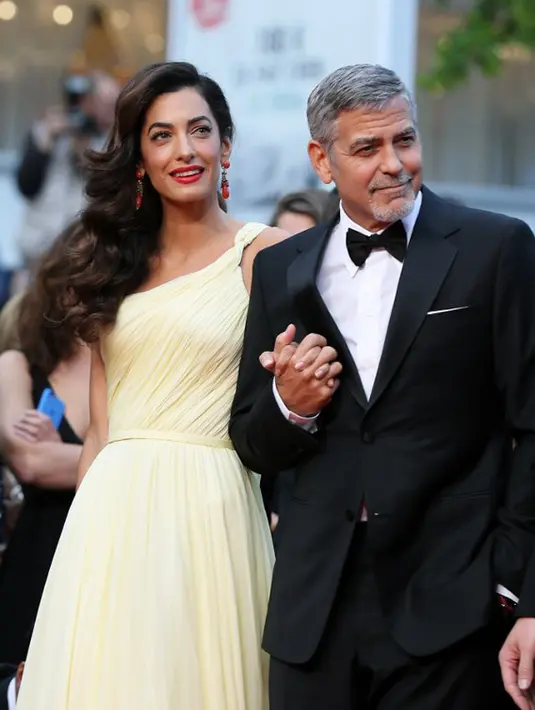 Bayi kembar berjenis kelamin laki-laki dan perempuan hadir mewarnai kehidupan George dan Amal. Uniknya, mereka menggunakan nama untuk si kembar dengan nama yang sudah popular di Amerika.  (AFP/Bintang.com)