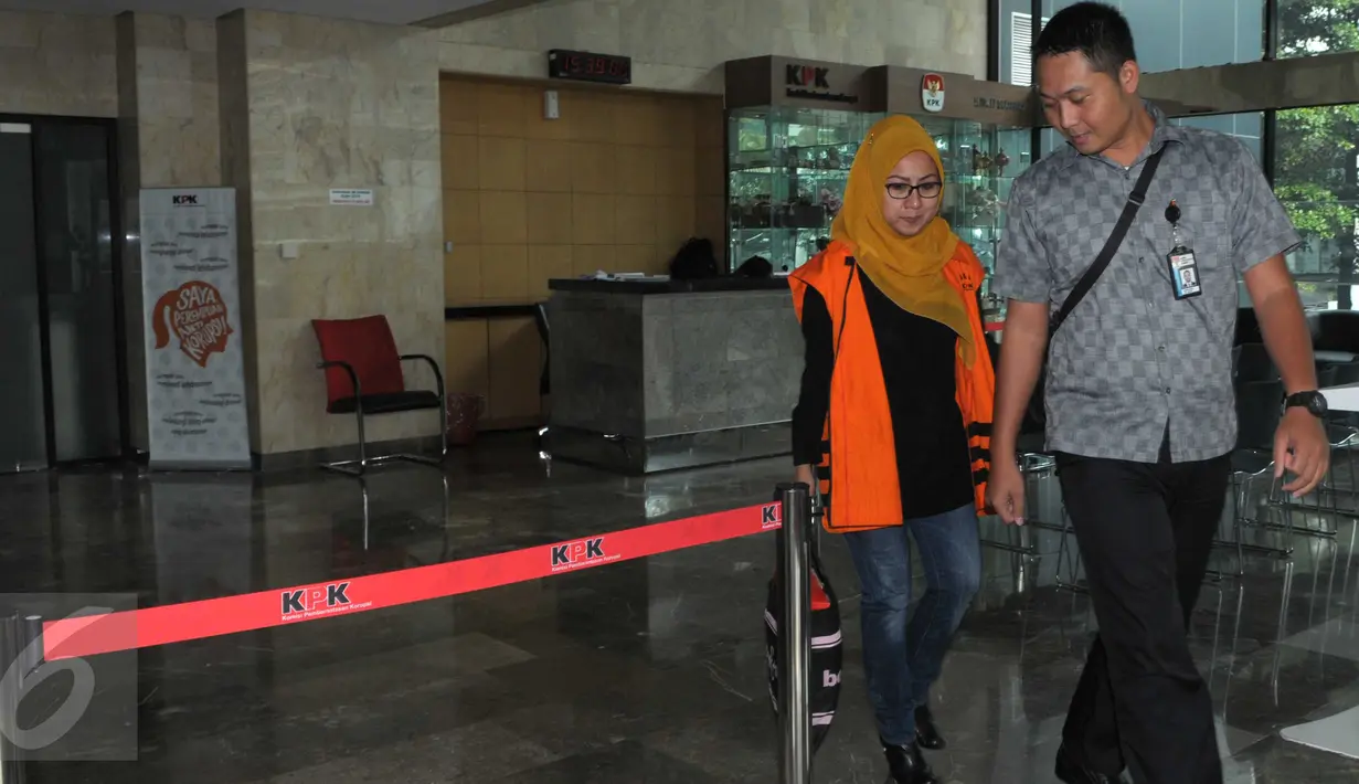 Direktur Keuangan PT Berdikari Siti Marwa seusai diperiksa penyidik di Gedung KPK, Jakarta, Kamis (26/5). Siti Marwa merupakan tersangka kasus dugaan suap pengadaan pupuk urea di PT Berdikari (Persero) periode tahun 2010-2012. (Liputan6.com/Helmi Afandi)