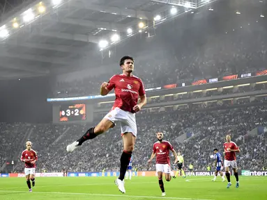 Harry Maguire sukses menjadi penyelamat Manchester United di markas FC Porto. Turun sebagai pemain pengganti, mantan kapten Setan Merah ini mencetak gol yang menghindarkan MU dari kekalahan. (AFP/Miguel Riopa)