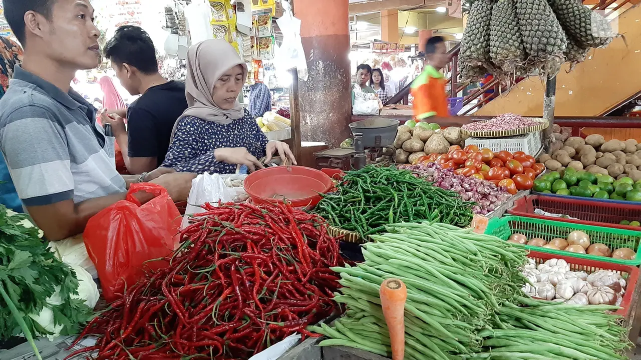 Penjual sayur di Pasar Tomang Barat menyebut pasokan cabai sedang kurang, sehingga ada "ganti harga."