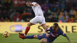 Pemain Barcelona, Paco Alcacer (kanan) jatuh saat berebut bola dengan pemain Seviilla, Pablo Sarabia pada lanjutan La Liga Santander di Camp Nou stadium, Barcelona, (4/11/2017). Barcelona menang 2-1. (AFP/Josep Lago)