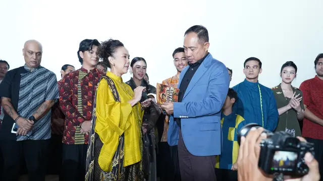 Produser Celerina Judisari dan Panglima TNI Jenderal TNI Agus Subiyanto. (Foto: Dok. Tim Film Believe)