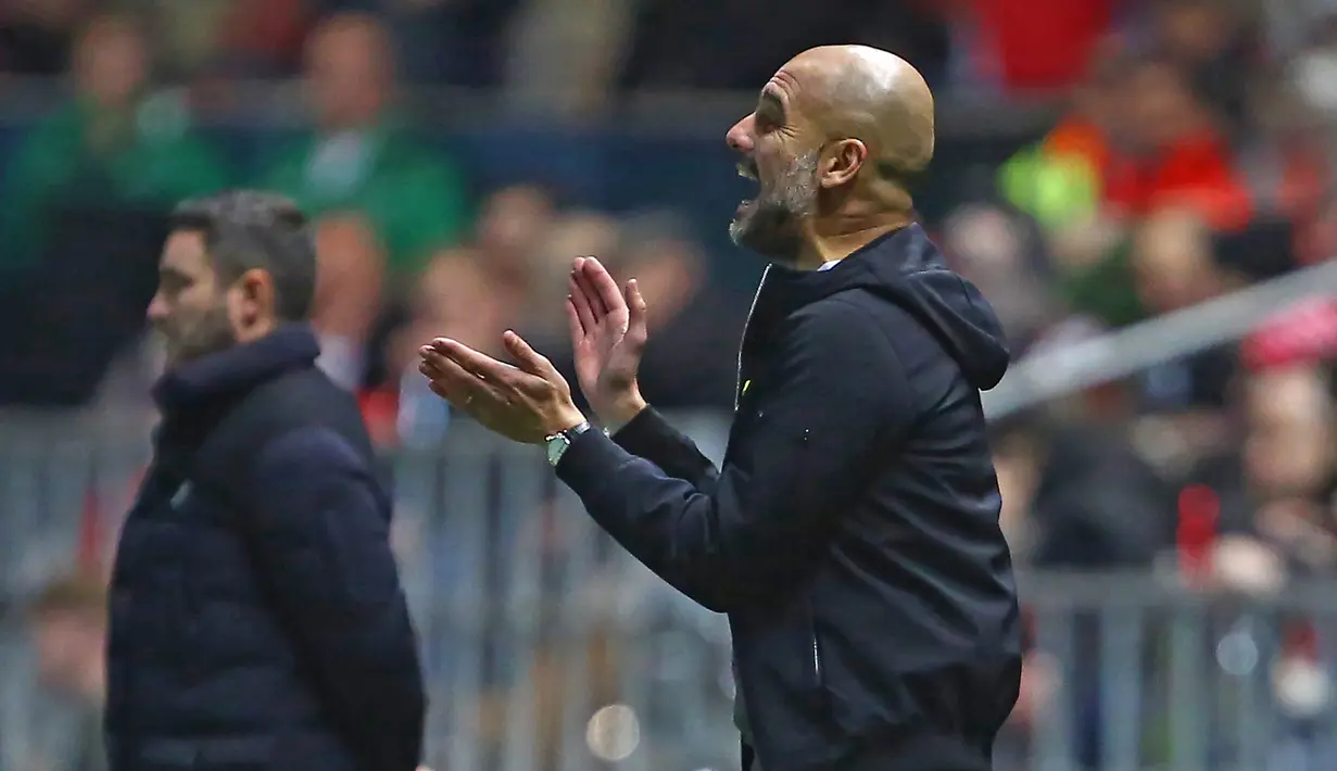 Manajer Manchester City, Pep Guardiola memberikan arahan kepada timnya saat melawan Bristol City pada leg kedua semifinal Piala Liga di Ashton Gate, Rabu (24/1). Manchester City menang tipis denga skor 3-2. (Geoff CADDICK/AFP)