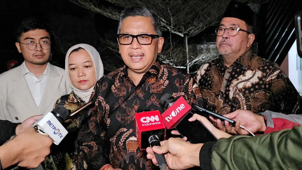 Sekretaris Jenderal DPP PDI Perjuangan (PDIP) Hasto Kristiyanto di Halaman Masjid At Taufiq, depan Sekolah Partai DPP PDIP, Lenteng Agung, Jakarta, Sabtu (3/8) malam (Merdeka.com)