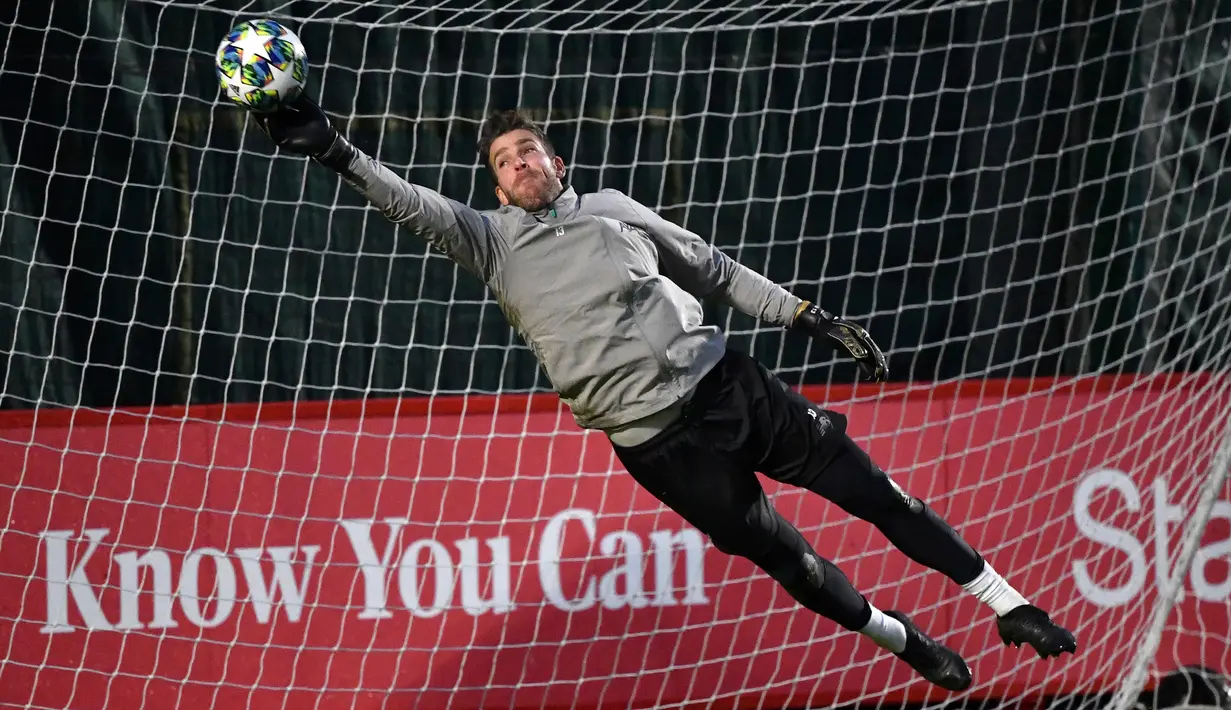 Kiper Liverpool, Adrian berusaha menepis bola saat sesi latihan tim di Melwood di Liverpool, Inggris (4/11/2019). Liverpool akan bertanding melawan wakil Belgia, KRC Genk pada lanjutan grup E Liga Champions di stadion Anfield. (AFP Photo/Paul Ellis)