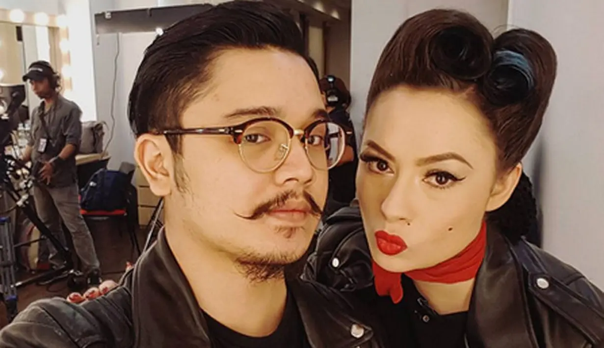 "Diberikan kado Natal terbaik dan paling berarti selama ini malam kemarin. Simbol dari cinta selamanya dan mengetahui bahwa aku akan menghabiskan sisa hidup ku dengan manusia yang sangat luar biasa yang pernah saya tahu," tulis Claudia Adinda.